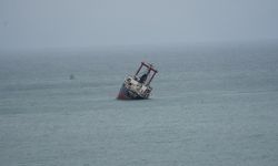 Kastamonu'da karaya oturan geminin yükü boşaltılıyor