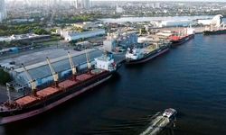 Brezilya'nın Recife Limanı'nda gemi yükleyicisi çöktü