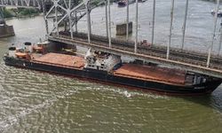 Rus kargo gemisi Don Nehri üzerindeki demiryolu köprüsüne çarptı