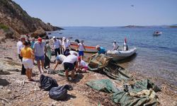 Ayvalık adalarında mültecilerden kalan 7 botun enkazı çıkarıldı