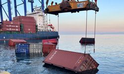 Marport'ta gemiye yüklenen konteynerler denize düştü