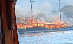 Gezi teknesinde yangın: Yolcular denize atlayarak kurtuldu