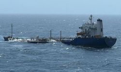 Yemen açıklarında terk edilmiş tanker battı