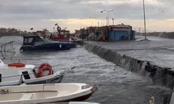 Şiddetli lodos nedeniyle deniz taştı, vapur seferleri iptal edildi