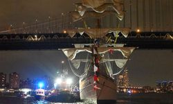 Donanmaya ait eğitim gemisi köprüye çarptı: 2 ölü, 20 yaralı