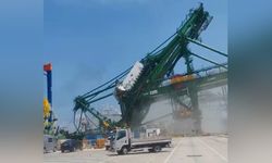 Singapur'un Tuas Limanı'nda vinç devrildi
