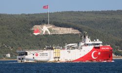 Somali'deki görevini tamamlayan Oruç Reis Çanakkale Boğazı'ndan geçti