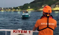 Çanakkale Boğazı’nda sürüklenen tekne Eceabat'a çekildi