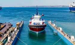 Sanmar dünyanın ilk metanol yakıtlı römorkörünü denize indirdi