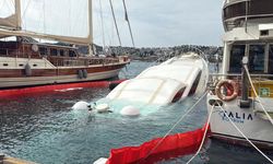 Bodrum’da iskeleye demirli yat battı