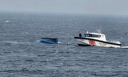 Kıyı Emniyeti ekiplerinin kıyıya çekmeye çalıştığı tekne alabora oldu