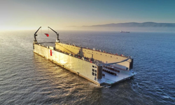 230 metrelik yüzer havuz suya indirildi