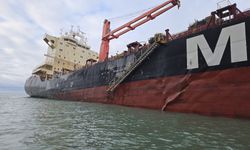 Karaya oturmuş MSC Baltic III gemisinin gövdesi hasar gördü