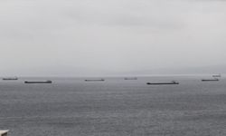 Fırtına Sinop açıklarında deniz ticaretini durdurdu