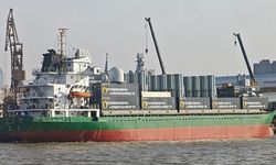 Çin, küçük bir konteyner yükleme gemisini cephanelik gemisine dönüştürdü