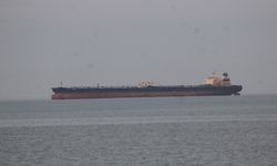 Karadeniz’de isabet alan petrol tankeri İnebolu'da demirledi
