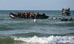 Libya açıklarında göçmen botu battı: 53 kişi kayıp