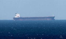Yunan petrol tankeri sinyallerini kapatarak Hürmüz'den geçti