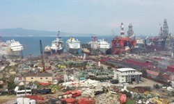 İzmir'de gemi söküm tesisinde üzerine parça düşen işçi hayatını kaybetti