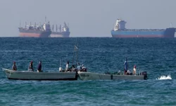 Hürmüz Boğazı'nda tanker trafiği durduruldu
