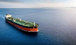 Reuters: "İran Devrim Muhafızları, Hürmüz'ü geçmeye çalışan iki ticari gemiye ateş açtı"