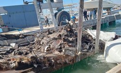 Yanan teknelerin enkazları kaldırılıyor