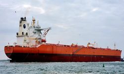 Irak ham petrolü taşıyan süper tanker Basra Körfezi'nden ayrıldı