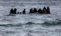 İzmir'de yarı batık halde bulunan botta 1 çocuk hayatını kaybetti
