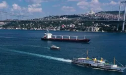 İstanbul Boğazı'nda gemi trafiği amiral kupası için durduruldu