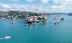 Dev vinç gemisi 'Saipem 7000' İstanbul Boğazı'nda