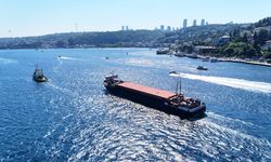 Karasu'da karaya oturan dev gemi İstanbul Boğazı'ndan geçti