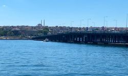 Haliç'te tur teknesi köprü ayağına çarptı: Personel suya düştü