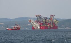 Boru döşeme gemisi 'JSD 6000' Çanakkale Boğazı'ndan geçti