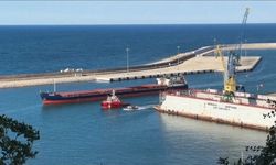 Vurulan kargo gemisi İnebolu'da onarıma alındı