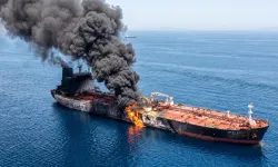 Hürmüz Boğazı’nda süpertanker mayına çarptı, alev aldı