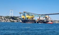 Vinç gemisi 'Saipem 7000' İstanbul Boğazı'ndan geçti
