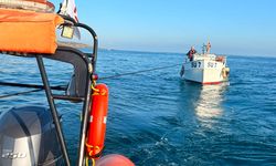 Türkeli Feneri önlerinde arızalanan tekne kurtarıldı