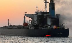 Umman açıklarında vurulan petrol tankerinden 23 kişi tahliye edildi