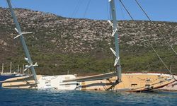 Bodrum'da kayalıklara çarpan gulet yan yattı