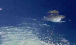 Çanakkale Boğazı'nda sürüklenen tekne kurtarıldı