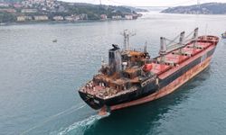 Karadeniz'de İHA saldırısına uğrayan "MV Aroyat" İstanbul Boğazı'ndan geçti