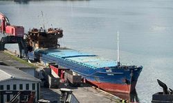Giresun'da hasarlı gemiden yanık kokusu yayıldı