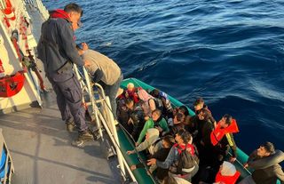 Ayvacık açıklarında 37 kaçak göçmen yakalandı