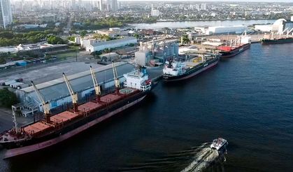 Brezilya'nın Recife Limanı'nda gemi yükleyicisi çöktü