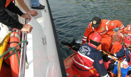 Ege'de iş kazası geçiren gemiadamını Türk sağlık ekipleri tahliye etti