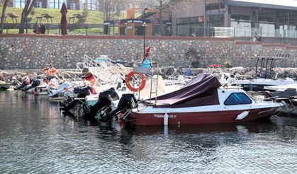 Sahildeki tekne karmaşası yeni çekek yeriyle sona erdi