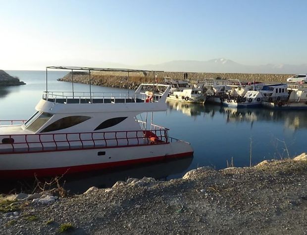 Van Gölü'nde sular çekildi, tekneler limanda mahsur kaldı