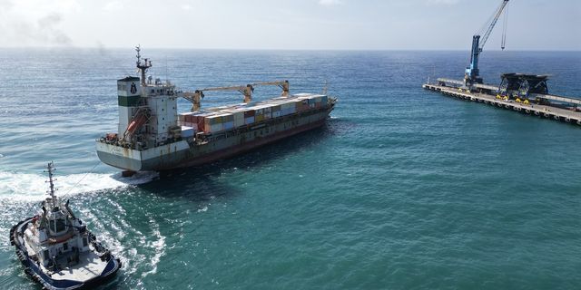 Katar’dan yola çıkan yardım gemileri İskenderun’a ulaştı