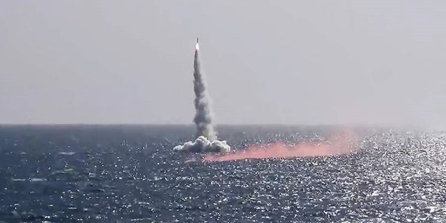 Kuzey Kore, denizaltından 2 seyir füzesi fırlattı