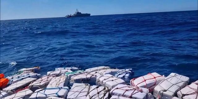 İtalya'da denize atılan 400 milyon euroluk 2 ton kokain ele geçirildi